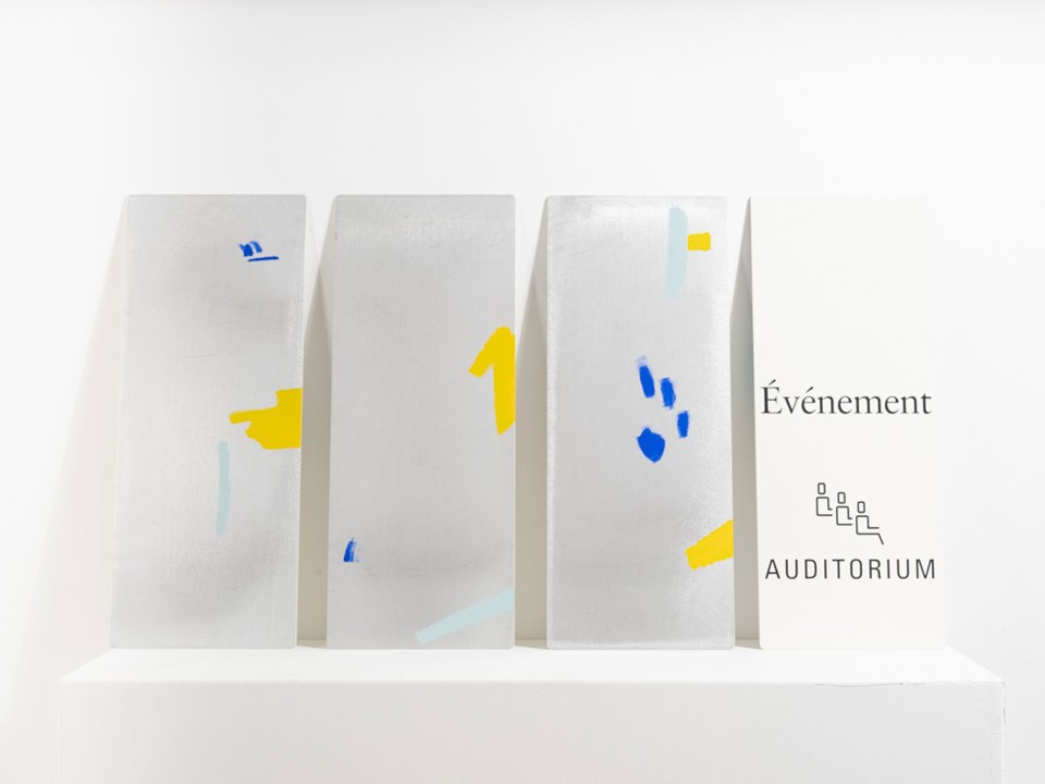 Aleksandr Avagyan - *La Zone N* – évaporation (événement auditorium) (revers), 2021. Acrylique sur plaque d’aluminium (ancienne signalétique d’une fondation d’art). 55 × 22 × 0,3 cm l’unité.