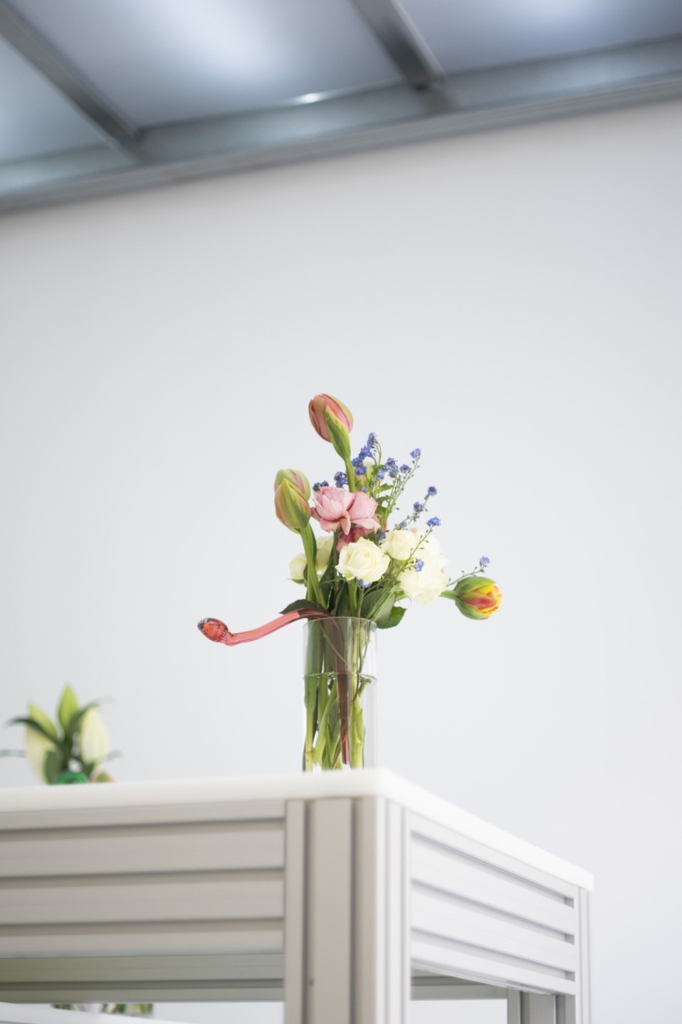 Antonin Detemple - *Anémochorie Volet 1*. Installation, 16 reconstitutions de bouquets de fleurs présentes sur des tableaux de natures mortes classiques, verre soufflé, bois, parfum, exposition personnelle Confort Mental, 2021. Photo : Lucas Charrier.