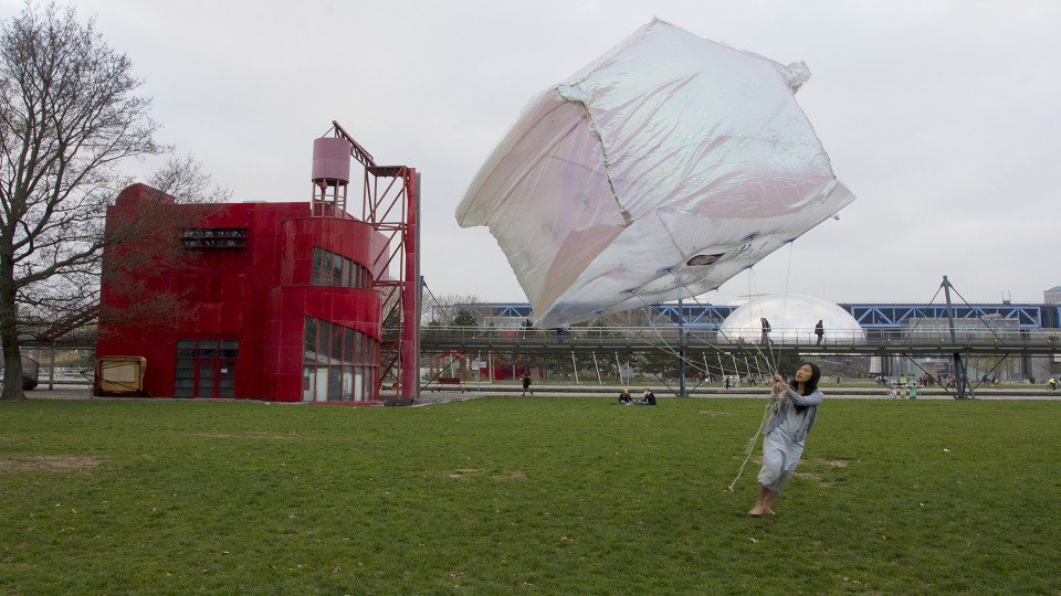 Jisoo Yoo - *Ma maison en l’air*, 2019, Performance avec une maison volant