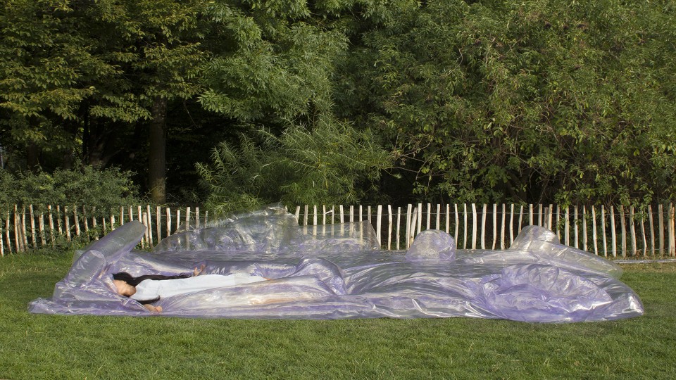 Jisoo Yoo - *Ma chambre ressemble au mensonge*, 2020, Performance avec une chambre gonflable, Oeuvre produite avec le soutien de la Région Île-de-France Talents Émergents