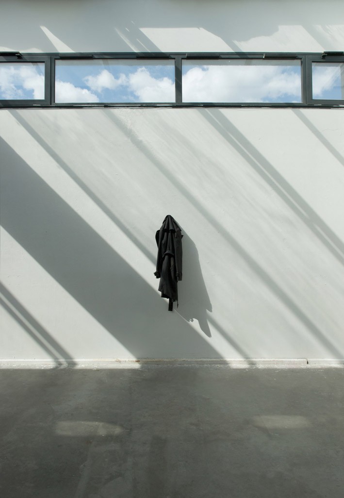 Kyoko Kasuya - *Sans titre (autoportrait)*, 2013, Installation, manteau imperméable noir
<br>Ce travail représente la démarche artistique de l’artiste Kyoko Kasuya, à travers l’objet du manteau imperméable. Elle affirme ainsi son rôle en tant qu’artiste proche d’une enquêtrice, investiguant et vivant entre plusieurs pays, plusieurs histoires, et cherchant des indices quant à notre Histoire commune.